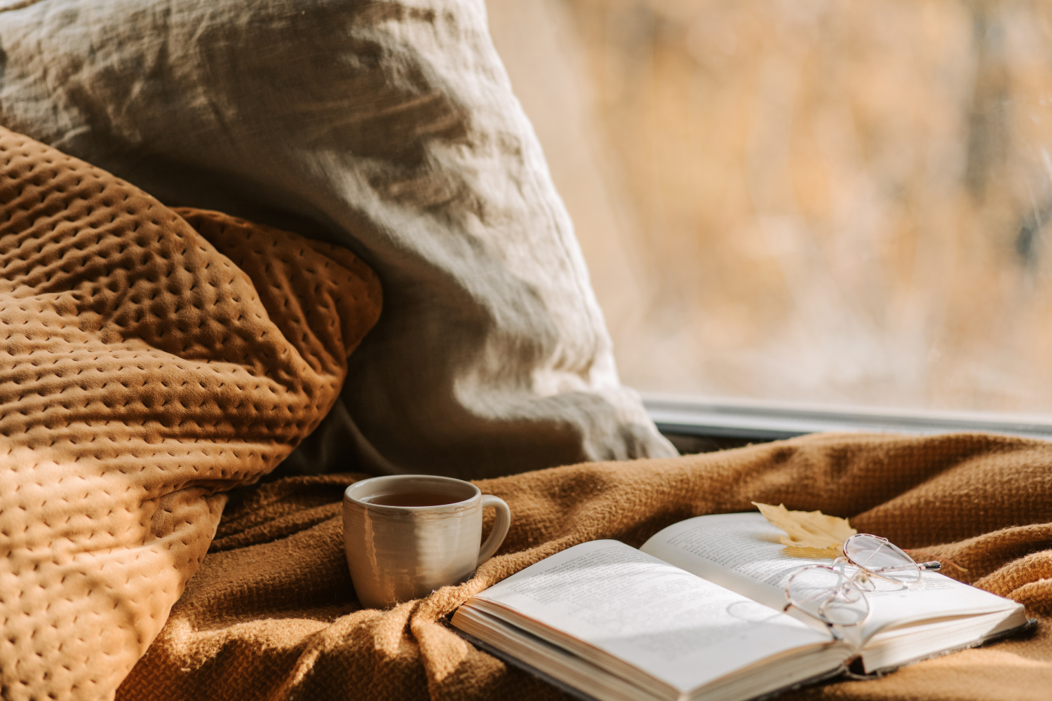 Herbst Deko im Wohnzimmer – gemütliche Einrichtung mit Kerzen, Decke und warmen Farben